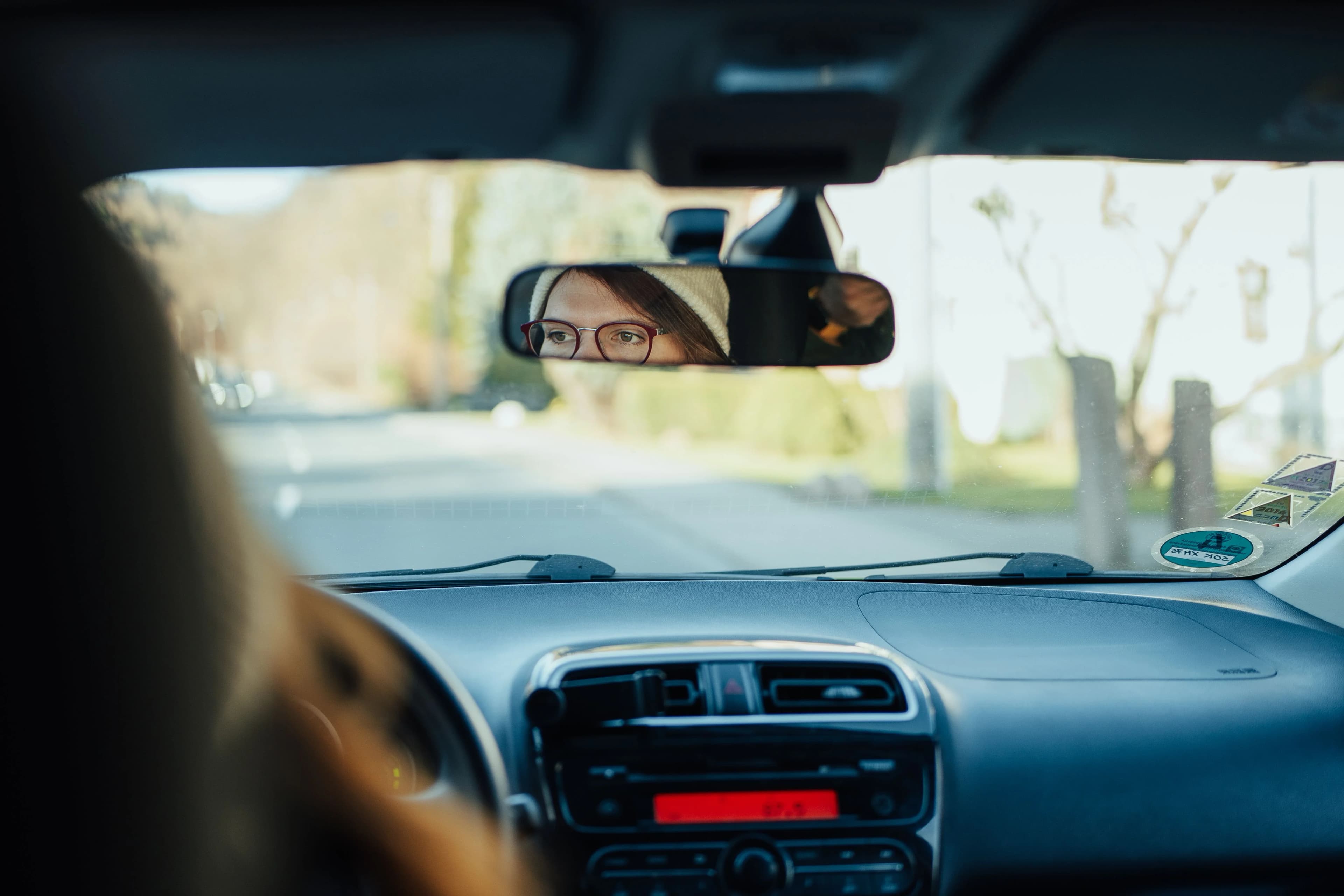 De dode hoek controleren bij het rijden