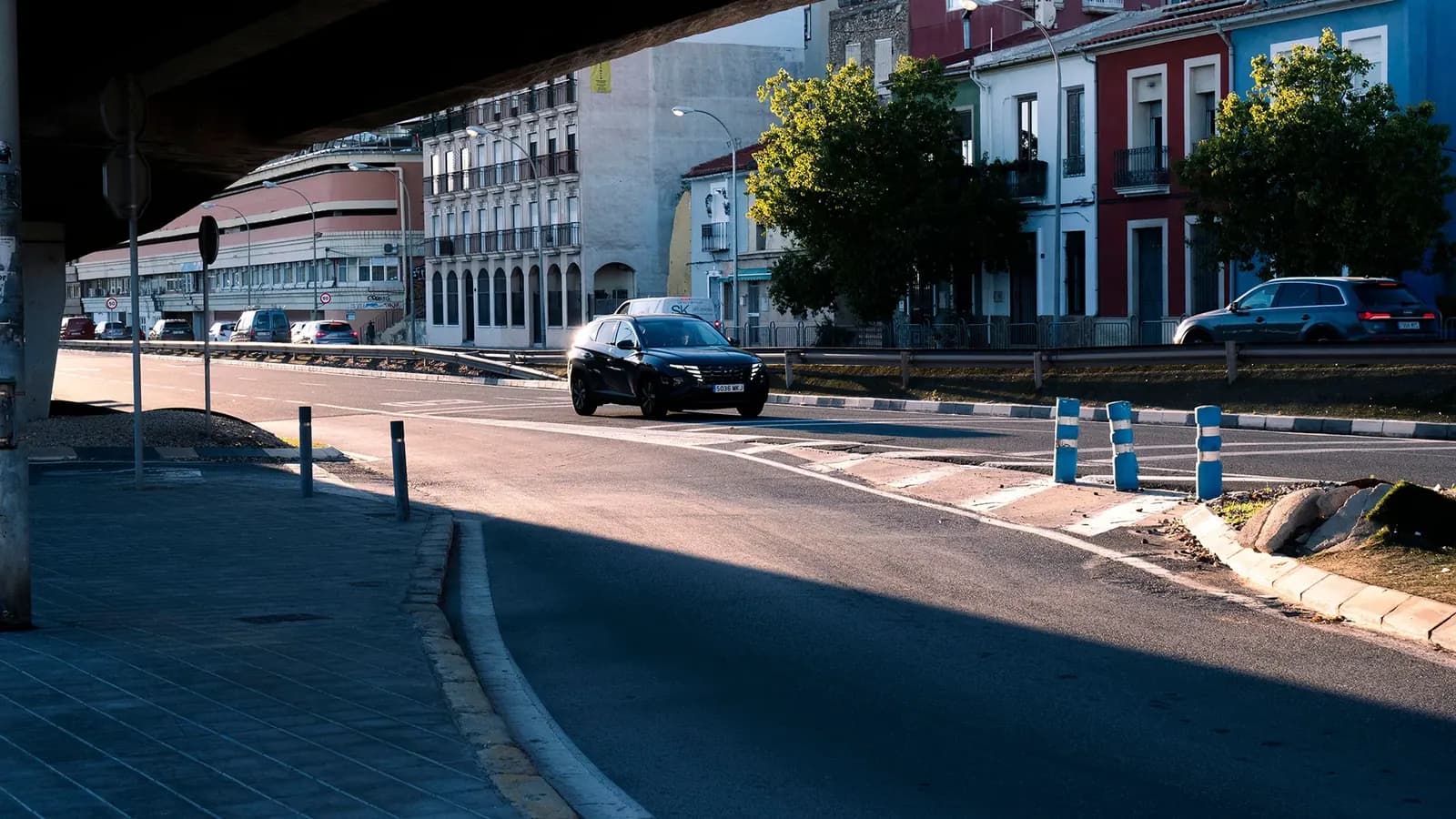 Wagen rijdt over een gewestweg buiten het drukke stadscentrum