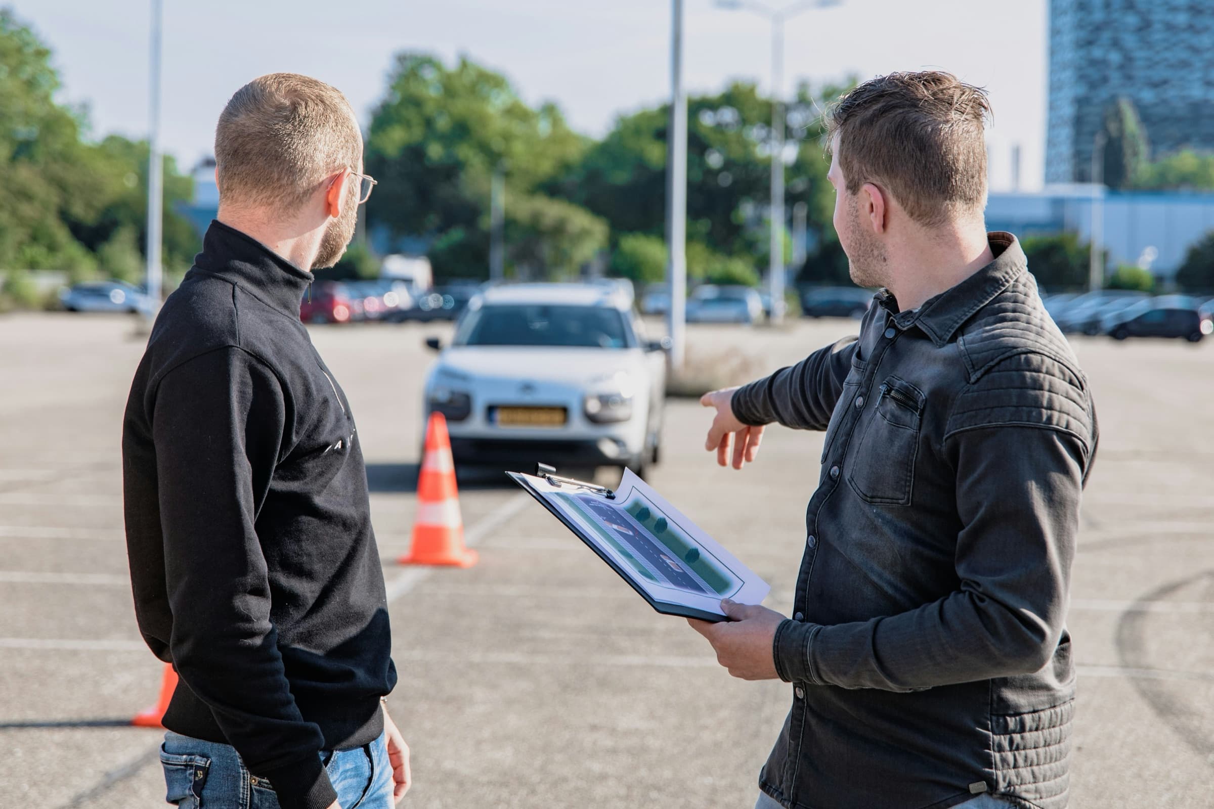 Instructeur legt het praktijkexamen uit aan een kandidaat